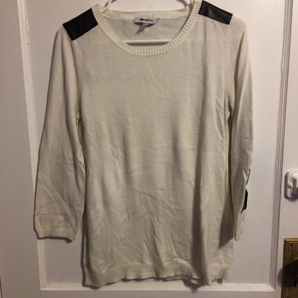 White 3/4 length sleeve sweater